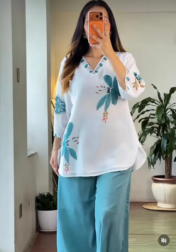 Elegant_White_Floral_Printed_V-Neck_Short_Kurta_/_Tunic