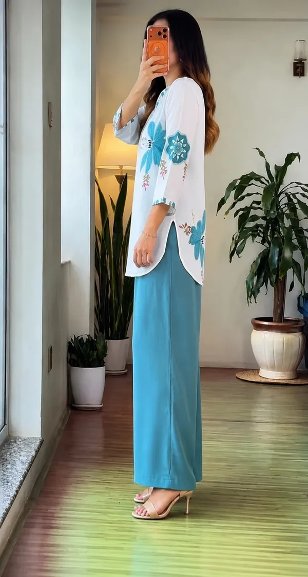 Elegant_White_Floral_Printed_V-Neck_Short_Kurta_/_Tunic