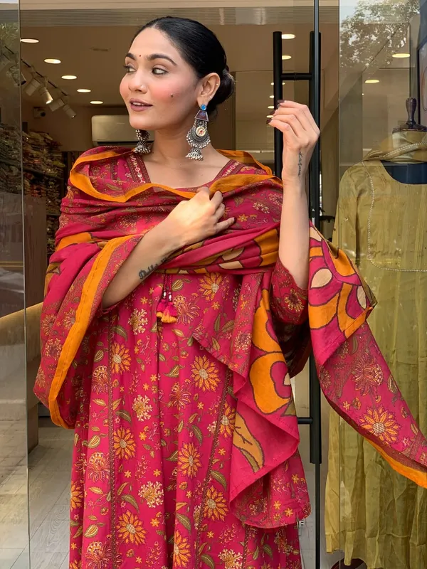 Women's_Pink_Floral_Printed_Kurta_with_Pants_And_Dupatta_Set_3-Piece_Ethnic_Suit