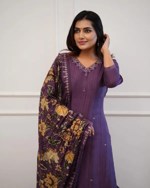 Women's_Royal_Purple_V-Neck_Kurta_Set_with_Floral_Print_Stole