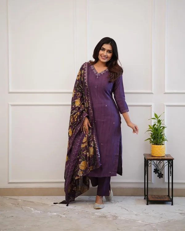 Women's_Royal_Purple_V-Neck_Kurta_Set_with_Floral_Print_Stole