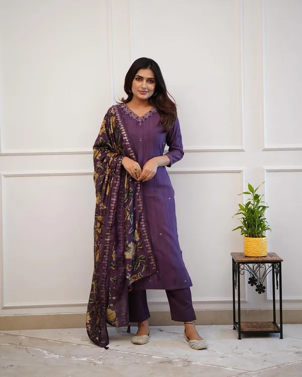 Women's_Royal_Purple_V-Neck_Kurta_Set_with_Floral_Print_Stole