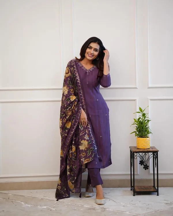 Women's_Royal_Purple_V-Neck_Kurta_Set_with_Floral_Print_Stole