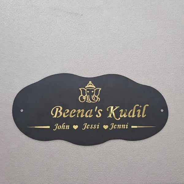 Black_Personalized_Scalloped_Wall_Name_Plate