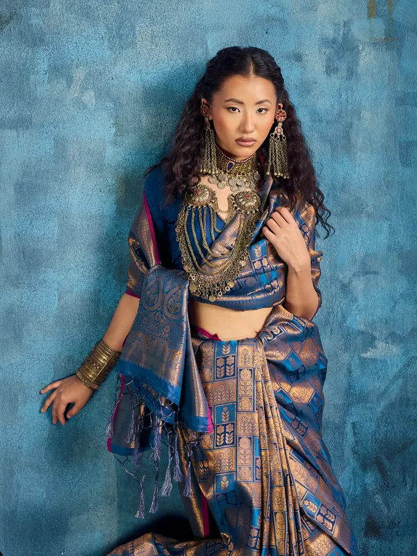 Blue_Woven_Geometric_Saree_for_Women