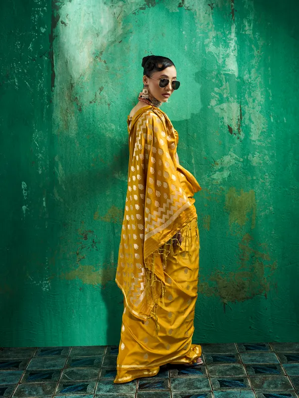 Mustard_Woven_Saree_With_Blouse_for_Women