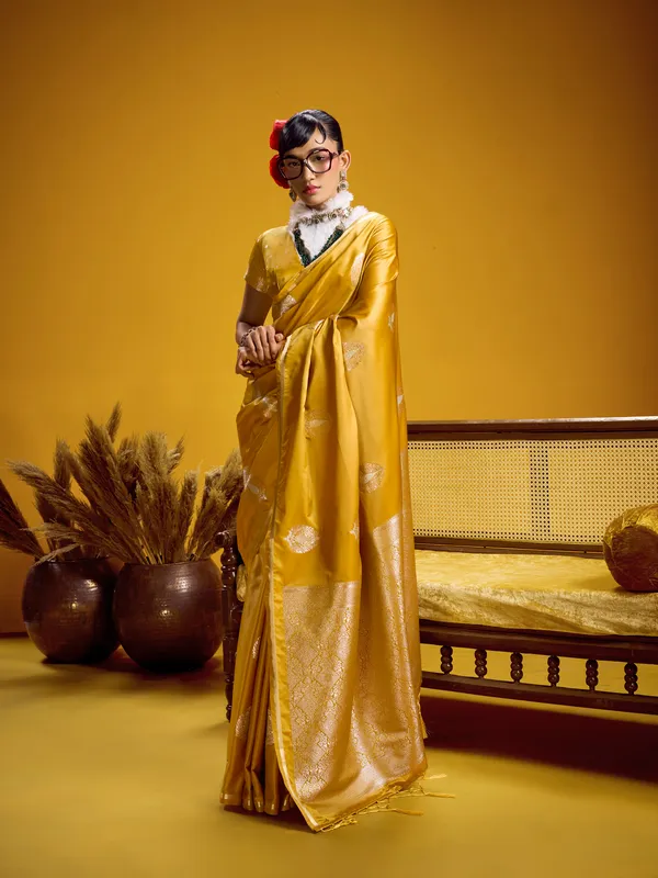 Yellow_Silk_Saree_With_Blouse_for_Women