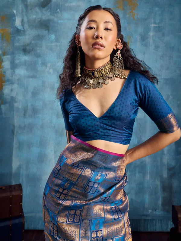 Blue_Woven_Geometric_Saree_for_Women