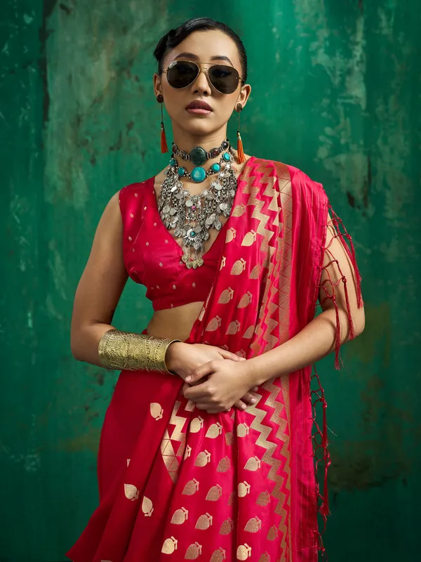 Red_Gold_Motif_Saree_With_Blouse_for_Women