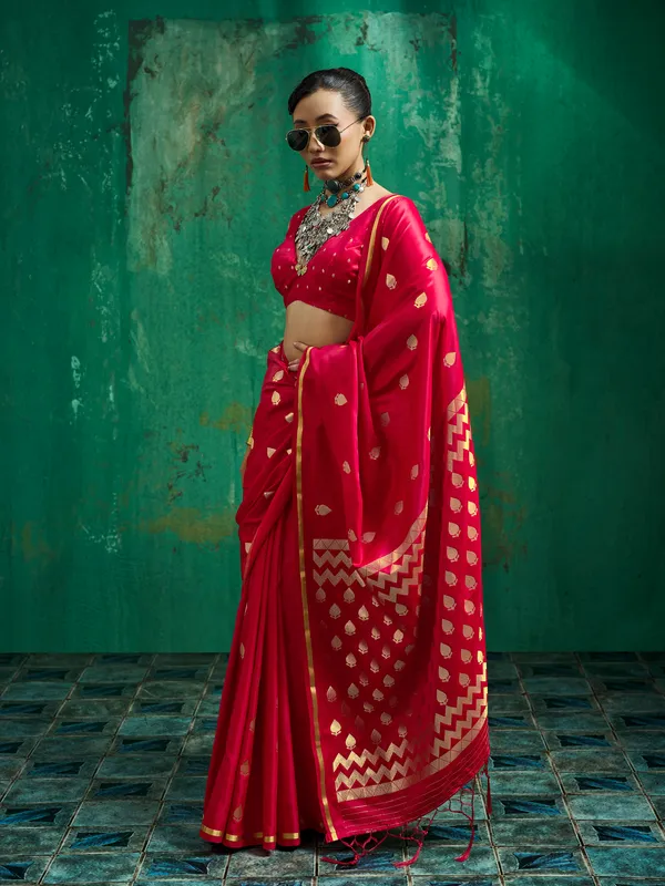 Red_Gold_Motif_Saree_With_Blouse_for_Women
