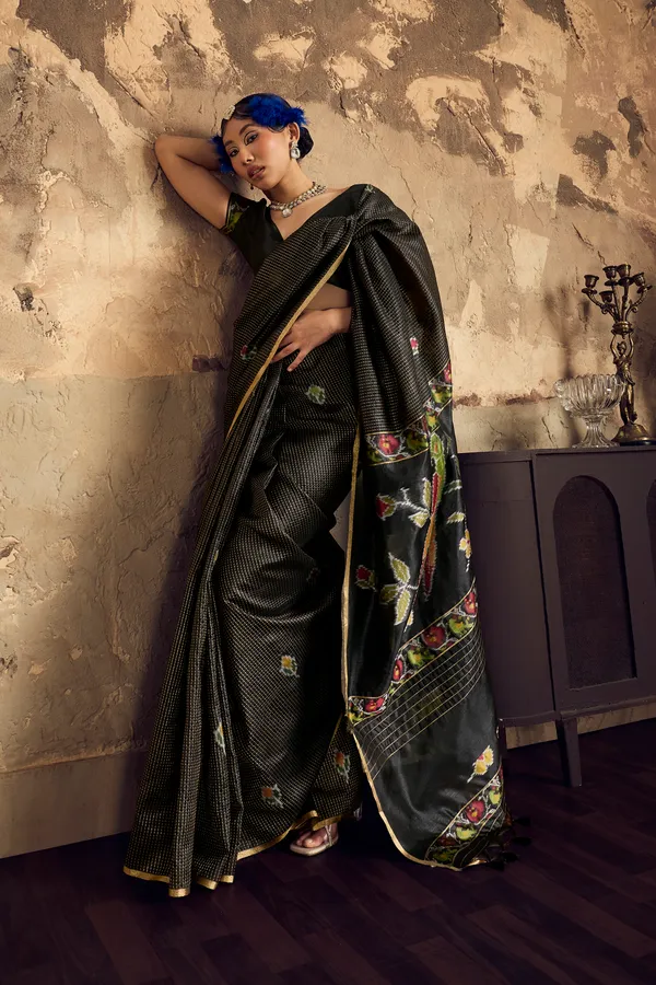 Black_V_Neck_Saree_Blouse_for_Women