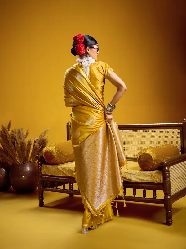 Yellow_Silk_Saree_With_Blouse_for_Women