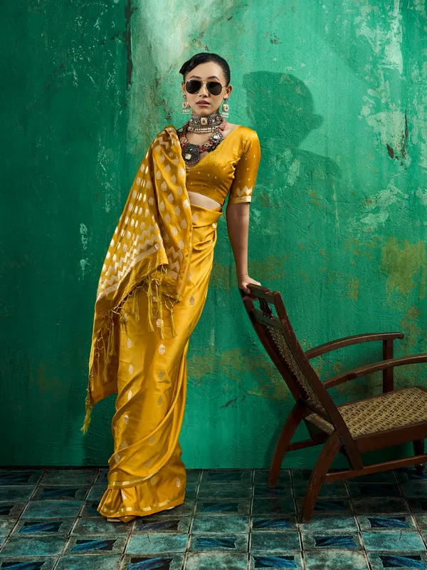 Mustard_Woven_Saree_With_Blouse_for_Women