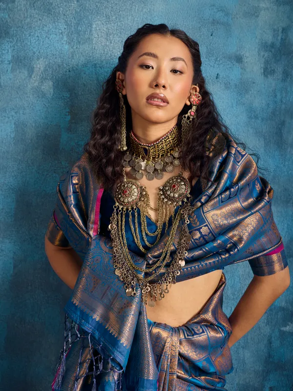 Blue_Woven_Geometric_Saree_for_Women