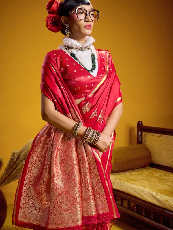 Red_Woven_Traditional_Saree_for_Women