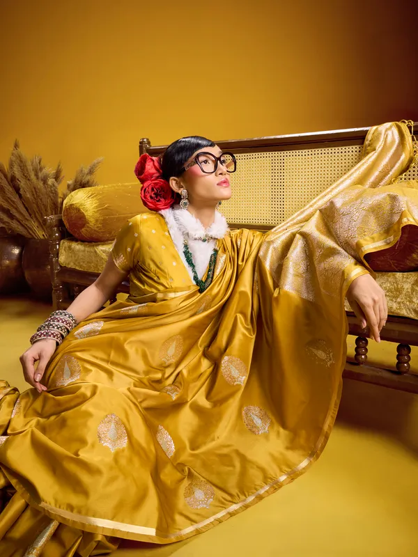 Yellow_Silk_Saree_With_Blouse_for_Women
