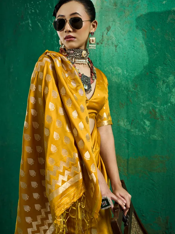 Mustard_Woven_Saree_With_Blouse_for_Women