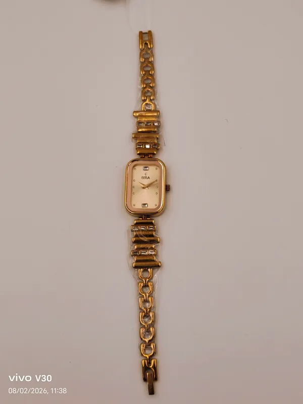 Eera_Gold_Bracelet_Watch_For_Women