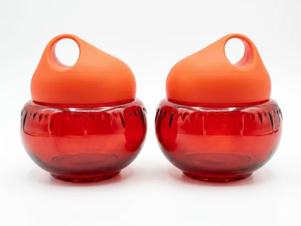 Red_Glass_Salt_And_Pepper_Shaker_Set