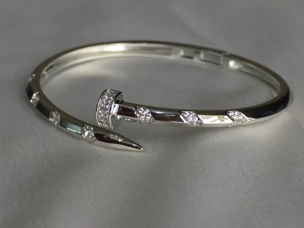 Nail_of_Grace_Crystal_Bracelet
