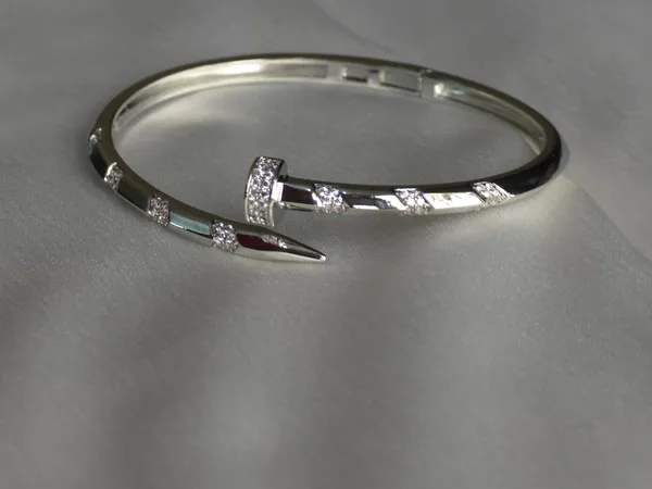 Nail_of_Grace_Crystal_Bracelet