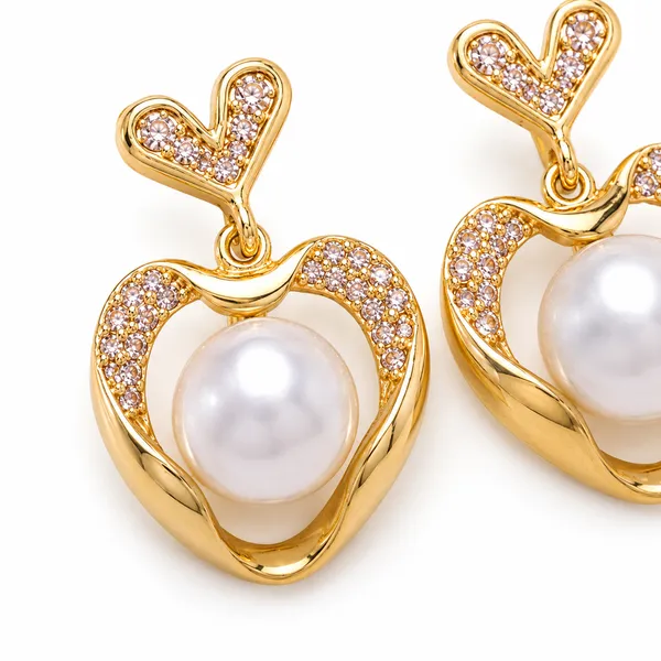 Amora_Pearl_Heart_Earrings