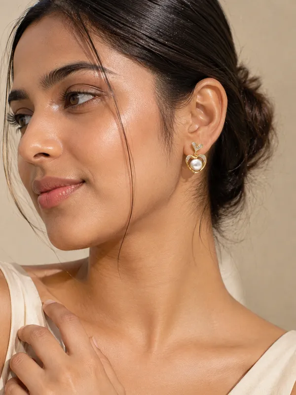 Amora_Pearl_Heart_Earrings
