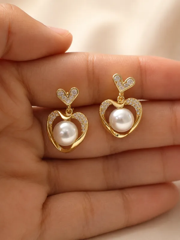 Amora_Pearl_Heart_Earrings