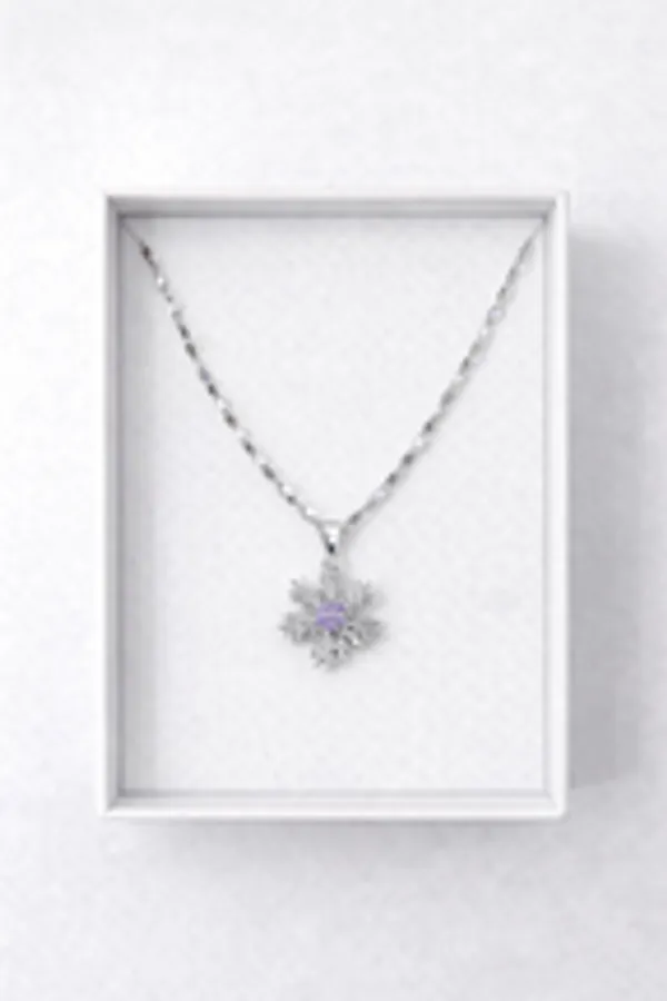Sparkling_Silver_Snowflake_Pendant_With_Amethyst_Center