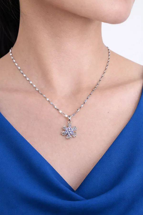 Sparkling_Silver_Snowflake_Pendant_With_Amethyst_Center