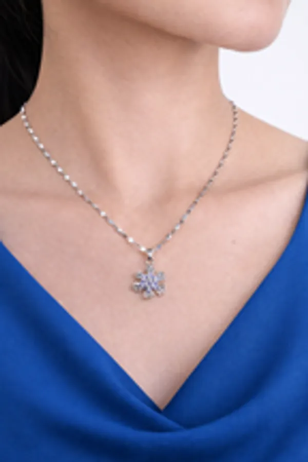 Sparkling_Silver_Snowflake_Pendant_With_Amethyst_Center