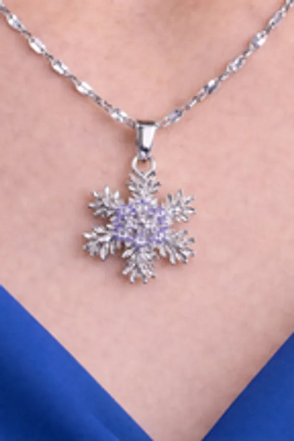 Sparkling_Silver_Snowflake_Pendant_With_Amethyst_Center