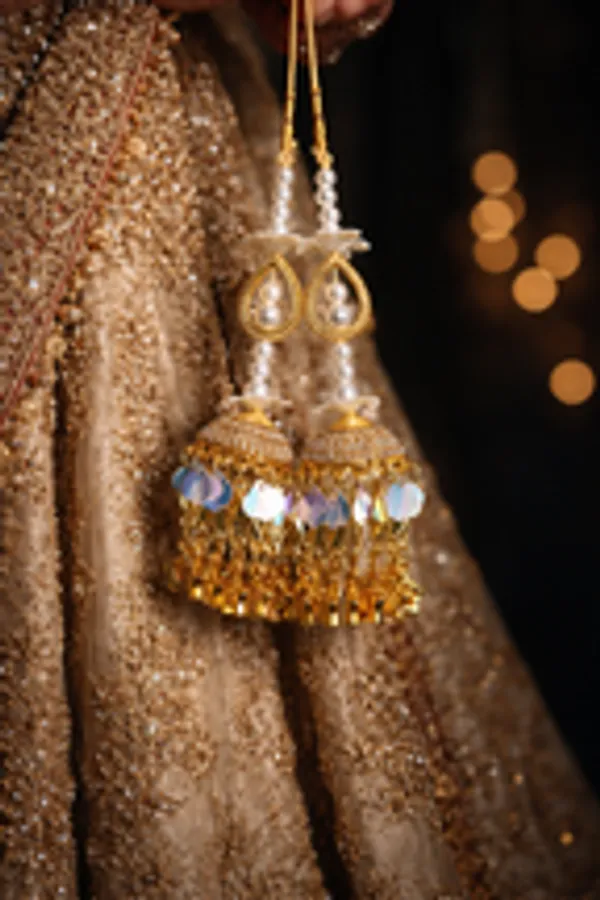 Holographic_Sequin_Pearl_Bridal_Lehenga_Latkan