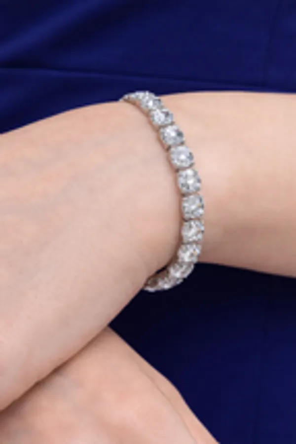 Classic_Silver_Tennis_Bracelet_With_Round_Cut_Crystals