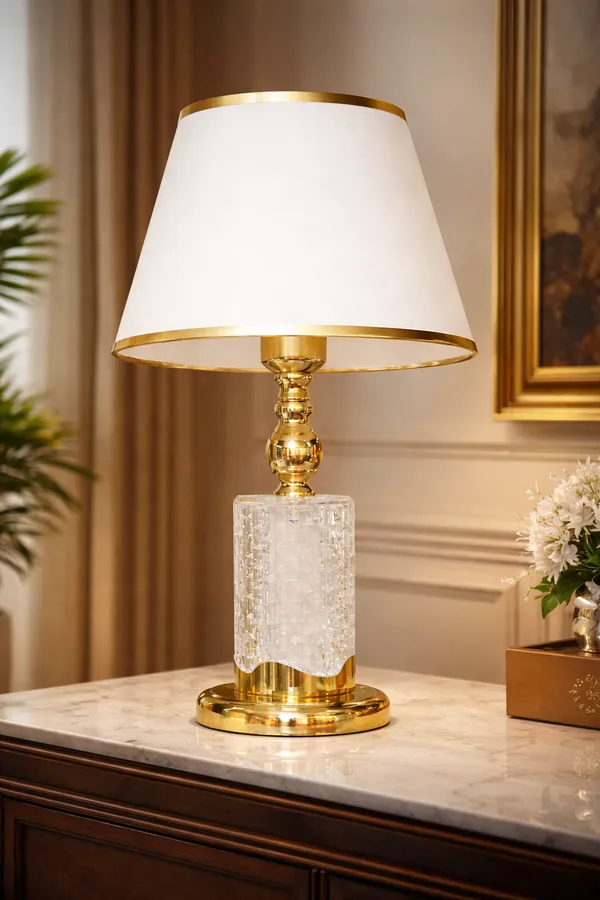 Luxury_Crystal_Gold_Table_Lamp_With_Warm_Ambient_Glow_Elegant_Modern_Bedside_Lamp