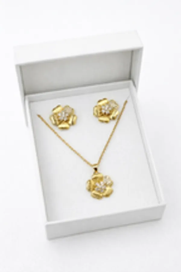 Textured_Gold_Blooming_Flower_Pendant_Set