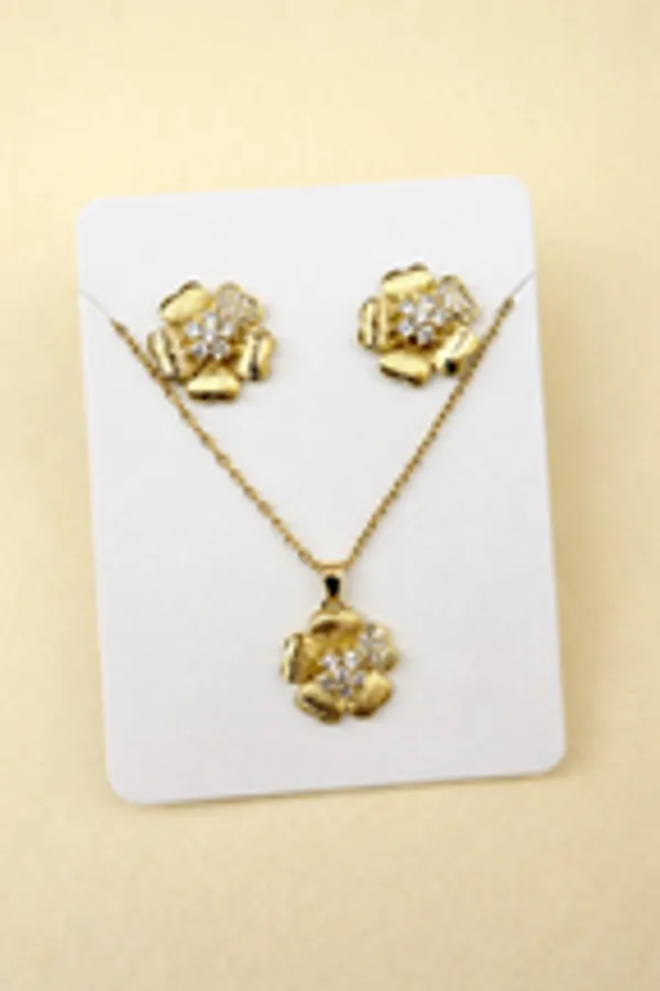 Textured_Gold_Blooming_Flower_Pendant_Set