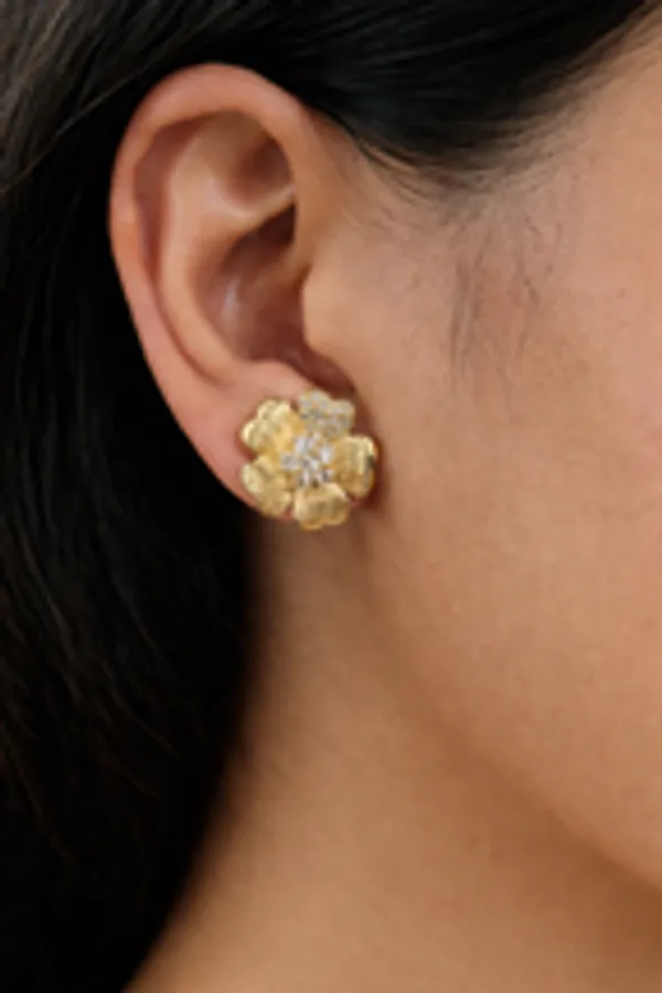 Textured_Gold_Blooming_Flower_Pendant_Set