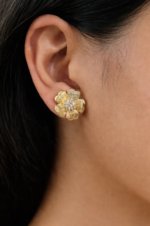 Textured_Gold_Blooming_Flower_Pendant_Set