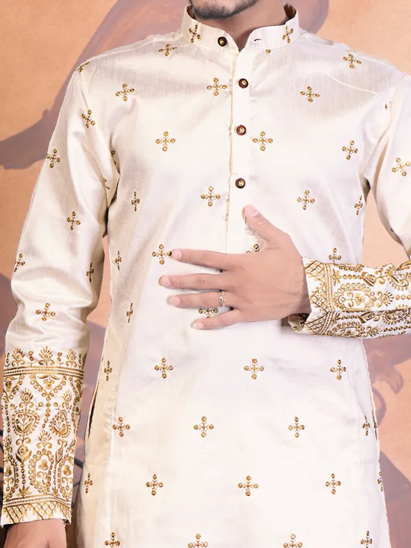 Ivory_Crest_Zari_Embroidered_Heirloom_Kurta
