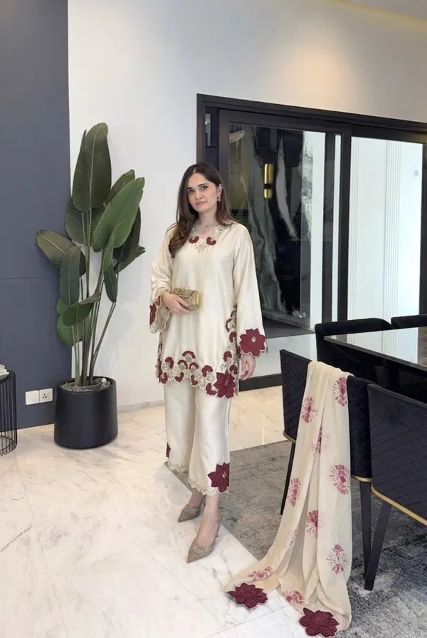 Beige_Georgette_Embroidered_Relaxed_Fit_Kurta_Set_For_Women