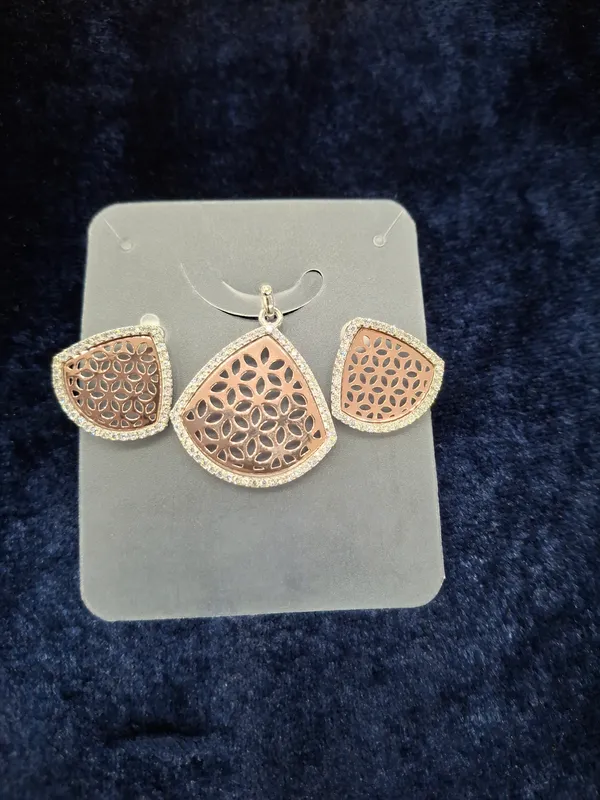 Silver_925_Circular_Floral_Motif_Pendant_Set_For_Women