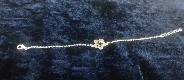 Silver_Clover_Charm_Bracelet_for_Women