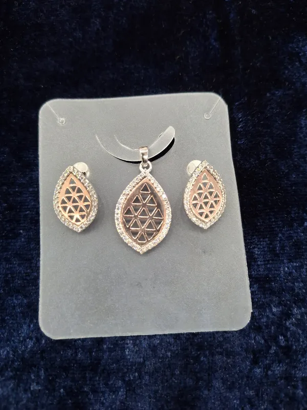 Rose_Gold_Geometric_Pendant_Set_for_Women