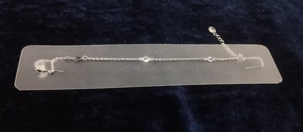 Silver-Tone_Delicate_Bracelet_for_Women