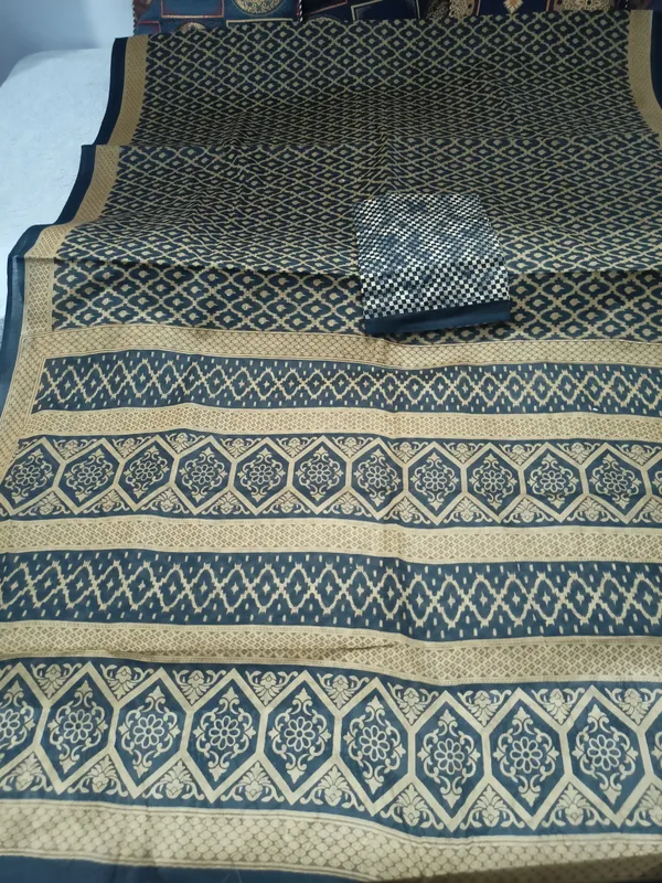 Zareen_Jaal-_Black_&_Antique_Gold_Geometric_Printed_Saree
