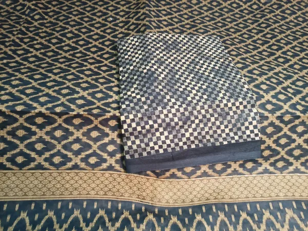 Zareen_Jaal-_Black_&_Antique_Gold_Geometric_Printed_Saree