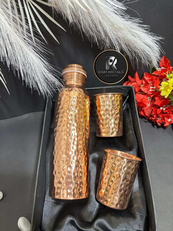 Copper_Hammered_Finish_Bottle_With_Two_Glasses_Set_Gift_pack