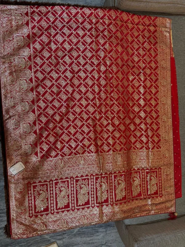 Red_Brocade_Traditional_Saree_for_Women