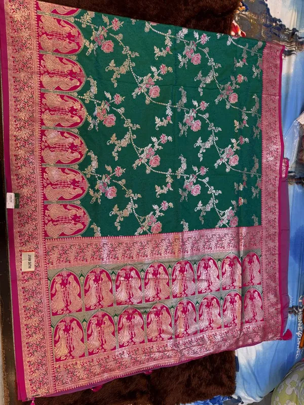 Green_Woven_Floral_Saree_for_Women